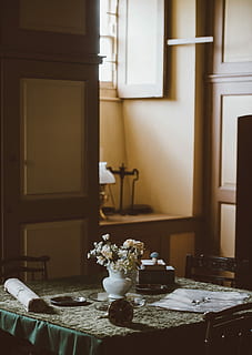 uppark house, petersfield, taula, arranjament del menjador, flor, configuració de la taula, disseny d'interiors, taula de cuina, taula de menjador, estovalles, folk, humor, fosc, casa antiga, a l'interior, cap gent, finestra, interior de casa, planta amb flors, habitació domèstica, naturalesa, dia, absència, mobles, casa, cadira, seient, arquitectura, gerro, edifici, planta, 4K, CC0, domini públic, lliure de regalies