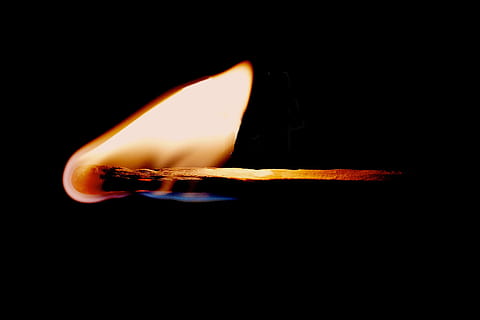 berlampu, foto close-up batang korek api, pertandingan, api, gelap, cahaya, nero, panas, kayu, pijar, cerino, nyalakan, pembakaran, suhu panas, api - fenomena alam, tembakan studio, latar belakang hitam, dalam ruangan, merapatkan, menyalin ruang, objek tunggal, tidak ada orang, alam, peralatan penerangan, batang korek api, diterangi, bersinar, peristiwa, warna oranye, 2K, CC0, domain publik, bebas royalti