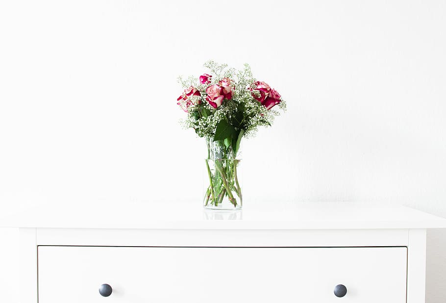 lyserød, hvid, blomster, bundt, vase, træ-, kommode, flora, blomst, træ - materiale, dekoration, buket, indendørs, indretning, hjemlige værelse, ingen mennesker, møbel, hvid farve, tæt på, blomstrende plante, plante, blomster arrangement, natur, friskhed, blomsterhoved, arrangement, skrøbelighed, sårbarhed, bord, kopiere plads, skønhed i naturen, Rose, flok blomster, 5K