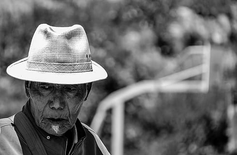 fotografie ve stupních šedi, muž, nošení, čepice, pan. bílý, bílý klobouk, Černý a bílý, lidé, muži, jedna osoba, venku, samci, portrét, starší dospělý, zemědělec, starší muži, venkovské scény, pouze jeden muž, zaměřit se na popředí, střela do hlavy, jen dospělí, dospělý, oblečení, životního stylu, den, strom, skutečných lidí, volnočasové aktivity, čelní pohled, zralí muži, rozjímání, kovbojský klobouk, kovboj, lidská tvář, 4K, CC0, veřejná doména, bez autorských práv