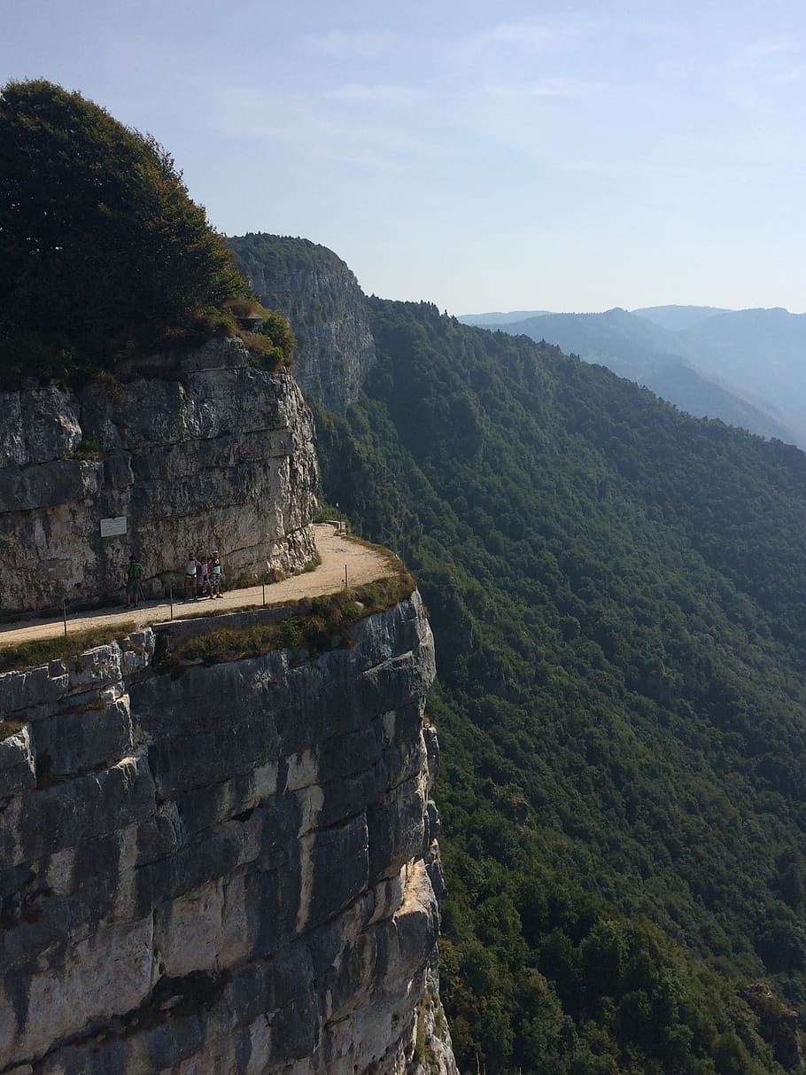 ruta, muntanya, senderisme, naturalesa, verd, caminar, tranquil·litat, Itàlia, bosc, wwf, paisatge, veneto, excursió, trekking, escenics - natura, bellesa a la natura, cel, dia, arbre, història, escena tranquil·la, planta, estructura construïda, medi ambient, arquitectura, el passat, escena no urbana, Serra, destinacions de viatge, paret, cap gent, fort, a l'aire lliure, civilització antiga, 2K