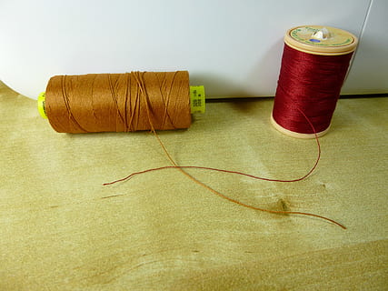 šití, vlákno, cívky, textil, šít, bavlna, steh, cívka, umění a řemesla, šicí položka, uvnitř, stálý život, jehla, jehla na šití, vlna, tvořivost, materiál, textilní průmysl, klubko vlny, stůl, řemeslo, průmysl, 2K, CC0, veřejná doména, bez autorských práv