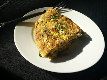 truita, rodó, ceràmica, placa, ous, forquilla, espinacs, menjar, vegetals, cuit, saludable, deliciós, fresc, blanc, paleo, plat de menjar, dieta, menjar i beguda, frescor, llest per menjar, a l'interior, cap gent, natura morta, primer pla, alimentació saludable, vista d’angle alt, benestar, taula, mida de la porció, llum solar, indulgència, menjar dolç, ombra, al forn, temptació, sopar, configuració, 4K, CC0, domini públic, lliure de regalies