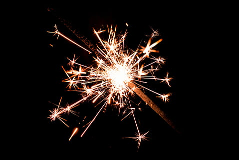 makro foto, stjernekaster, sparkler fyrværkeri, gnist, fyrværkeri, belyst, begivenhed, bevægelse, fest, nat, kunstkultur og underholdning, glødende, lang eksponering, eksploderer, ingen mennesker, brænding, fyrværkeri - menneskeskabt objekt, sløret bevægelse, natur, gnister, udendørs, mørk, sort baggrund, 4K, CC0, offentligt domæne, royaltyfrie