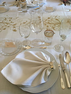 recepção de casamento, jantar, configuração de mesa, talheres, mesa, placa, guardanapo, restaurante, louças, toalha de mesa, celebração, elegância, Casamento, banquete, decoração, Faca de mesa, organizando, luxo, garfo, evento, copo de vinho, arranjo, serviço, configuração, ninguém, colher, copo de bebida, ajuste de lugar, festa - evento social, refeição, Comida, equipamento doméstico, vidro, utensílio de cozinha, comer utensílio, dentro de casa, comida e bebida, ainda vida, faca, visão de alto ângulo, 4K, CC0, domínio público, royalty free