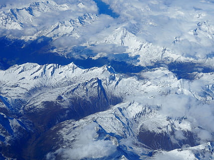 la neve, capped, montagne, aereo, fotografia, montagna, montanaro, nuvole, vertice, cresta, paesaggio, natura, valle, collina, inverno, viaggio, vista, picco di montagna, blu, Paesaggi, in alto, all'aperto, Alpi europee, scenics - natura, bellezza nella natura, temperatura fredda, ambiente, montagna innevata, nuvola - cielo, catena montuosa, scena tranquilla, la tranquillità, vista aerea, idilliaco, cielo, scena non urbana, nessuno, formazione, cresta montuosa, 4K, CC0, dominio pubblico, privo di copyright