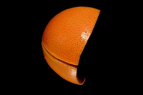 pompelmo, specchio, condivisa, colore arancione, sfondo nero, girato in studio, in casa, avvicinamento, arancia, cibo, frutta, cibo e bevande, mangiare sano, nessuno, singolo oggetto, agrumi, copia spazio, benessere, natura morta, ritagliare, freschezza, illuminato, 4K, CC0, dominio pubblico, privo di copyright