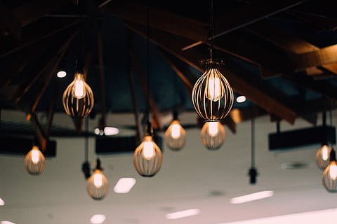 encès, lot de llum penjant, convertit, groc, llums, bombeta, llum, sostre, brillar, daurat, estació de tren, Birmingham, borrós, penjant, equips d’il·luminació, il·luminat, electricitat, vista d’angle baix, a l'interior, centrar-se en primer pla, cap gent, decoració, llum penjant, primer pla, filament, en fila, nit, llum - fenomen natural, llum elèctrica, 5K, CC0, domini públic, lliure de regalies