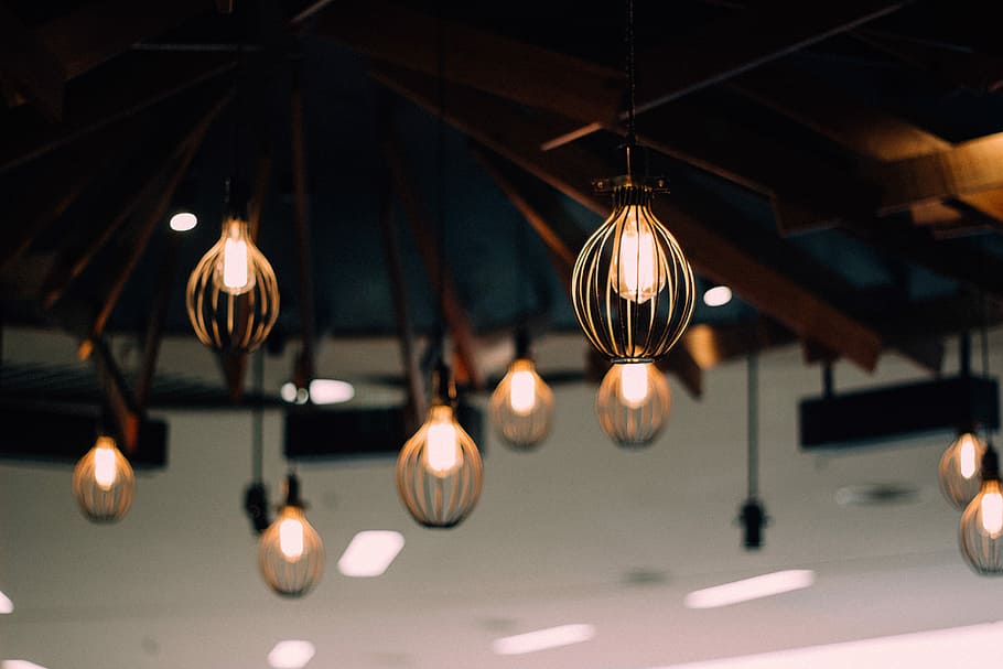 encès, lot de llum penjant, convertit, groc, llums, bombeta, llum, sostre, brillar, daurat, estació de tren, Birmingham, borrós, penjant, equips d’il·luminació, il·luminat, electricitat, vista d’angle baix, a l'interior, centrar-se en primer pla, cap gent, decoració, llum penjant, primer pla, filament, en fila, nit, llum - fenomen natural, llum elèctrica, 5K
