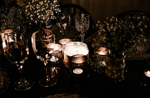 taças de vinho, ao lado, vaso de flores, acendeu a luz, jantar, configuração de mesa, Sombrio, comida e bebida, álcool, refresco, vidro, bebida, ninguém, dentro de casa, copo de bebida, equipamento doméstico, mesa, vidro - material, ainda vida, iluminado, Comida, transparente, fechar-se, foco seletivo, luxo, visão de alto ângulo, riqueza, copos de cristal, 4K, CC0, domínio público, royalty free