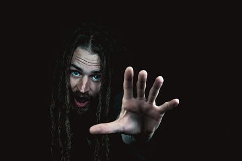 uomo, mostrando, foto del palmo della mano destra, buio, dreadlocks, Aiuto, piangere, subconscio, lotta di vita, psiche, held, emotivamente, dolore, fuga, bruciato, tristezza, salvare, perdita, disperazione, depresso, emozioni, espressive, depressione, emozione, psicologia, deprimente, incubo, umano, consapevolezza, memoria, paura, sensazione, ricerca, viso, vuoto, io, misterioso, mano, dito, capelli, bart, terrorizzato, orrore, sfondo nero, shock, sorpresa, parte del corpo umano, adulto, spaventoso, aggressione, violenza, ansia, una persona, cartello, guardando la fotocamera, fermare il gesto, braccio umano, il male, depressione - tristezza, 5K, CC0, dominio pubblico, privo di copyright