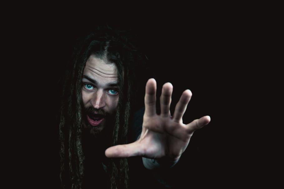 uomo, mostrando, foto del palmo della mano destra, buio, dreadlocks, Aiuto, piangere, subconscio, lotta di vita, psiche, held, emotivamente, dolore, fuga, bruciato, tristezza, salvare, perdita, disperazione, depresso, emozioni, espressive, depressione, emozione, psicologia, deprimente, incubo, umano, consapevolezza, memoria, paura, sensazione, ricerca, viso, vuoto, io, misterioso, mano, dito, capelli, bart, terrorizzato, orrore, sfondo nero, shock, sorpresa, parte del corpo umano, adulto, spaventoso, aggressione, violenza, ansia, una persona, cartello, guardando la fotocamera, fermare il gesto, braccio umano, il male, depressione - tristezza, 5K