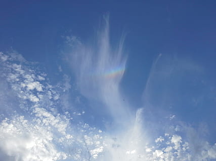 Sky, regnbue, natur, himmel, lysfenomen, værfenomen, regnbuefarger, refraksjon, farbenspiel, sol, sky - himmel, skjønnhet i naturen, bare himmel, blå, ingen folk, naturskjønnhet - natur, dag, bakgrunn, utendørs, clouds, miljø, ro, idylliske, lav vinkel visning, hvit farge, meteorologi, vind, renhet, 2K, CC0, offentlig domene, opphavsrett gratis
