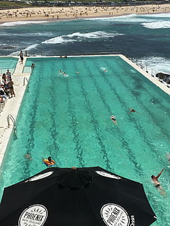 mennesker, svømning, pool, strand, vand, blå, svømmepøl, hav, ferier, høj vinkel visning, luksus, turist resort, natur, rigtige mennesker, tilfældige mennesker, dag, livsstil, turkisfarvet, gruppe af mennesker, fritidsaktivitet, ferie, rejse, udendørs, 2K, CC0, offentligt domæne, royaltyfrie