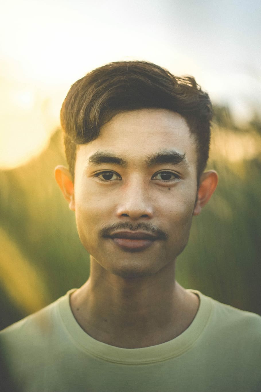 poc profund, focalitzar la fotografia, home, groc, samarreta al coll, tancar, fotografia, portar, mirant, recta, retrat, potrait, folk, noi, tirada al cap, vista frontal, adult jove, home jove, una persona, centrar-se en primer pla, roba casual, persones reals, mirant la càmera, estils de vida, primer pla, activitat d'oci, dia, maco, gent maca, naturalesa, a l'aire lliure, pentinat, adolescent, 5K