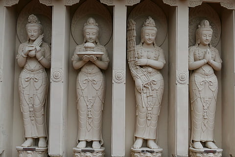 temple, bouddhisme, complexe, complexe de temples, bouddhiste, religion, Taïwan, Kaohsiung, statue, figure, sculpture, lotus, sculpture - produit artisanal, art et Artisanat, architecture, matériau de pierre, ancien, représentation humaine, représentation, personne, spiritualité, ressemblance masculine, artisanat, croyance, la créativité, structure construite, cote à cote, journée, dans une rangée, bâtiment, ressemblance féminine, 5K, CC0, domaine public, libre de droits