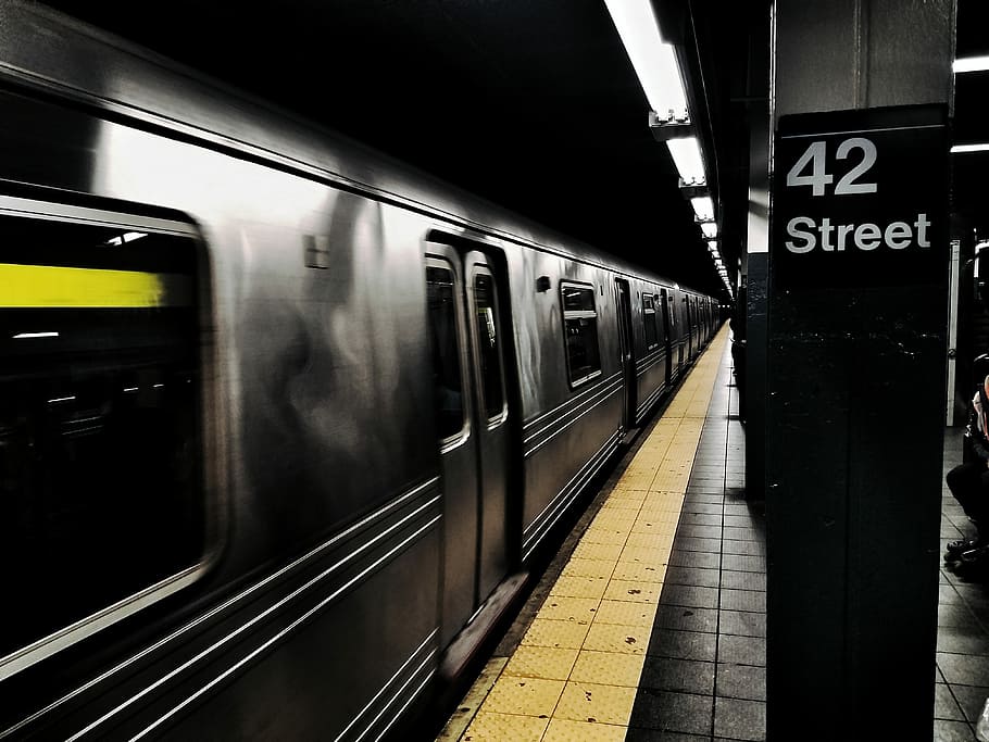 mělký, soustředit se, metro, fotografie, šedá, vlak, 42 ulice železniční stanice, vozík, stanice, plošina, pilíř, veřejná doprava, železniční dopravy, přeprava, způsob dopravy, vlak - vozidlo, železniční stanice, nástupiště železniční stanice, osobní vlak, vlak metra, cestovat, architektura, uvnitř, pohyb, svítí, rozmazaný pohyb, cesta, nikdo, dráha, příjezd, 4K