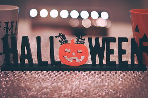 selectief, focus, zwart, rood, halloween vrijstaande letters, selectieve aandacht, halloween, brieven, drinken, communicatie, geen mensen, technologie, verlicht, binnenshuis, detailopname, kunst en ambacht, creativiteit, vertegenwoordiging, viering, antropomorf, antropomorf gezicht, pompoen, gezicht, menselijke representatie, ambacht, glimlachen, jack o 'lantern, eten en drinken, verlichtingsapparatuur, antropomorf smileygezicht, 1080P, CC0, publiek domein, royaltyvrij