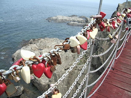 serrature, lucchetto, cuore, ponte, oceano, rocce, corda, nave nautica, mare, rosso, sicurezza, serratura, all'aperto, serratura d'amore, acqua, vista dall'alto, giorno, natura, boa, catena, protezione, sospeso, spiaggia, nessuno, terra, 1080P, CC0, dominio pubblico, privo di copyright