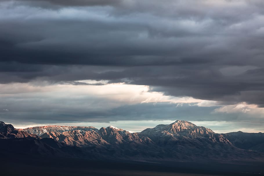 hora, nimbus cloud, krajinářské fotografie, během dne, hory, temný, zataženo, nebe, vrchol, krajina, mrak, Příroda, scén, pohoří, sníh, mrak - nebe, nikdo, venku, horský vrchol, scéna s oblaky, zimní, krása v přírodě, počasí, klid, scenics - příroda, životní prostředí, mimoměstské scény, klidné scény, studená teplota, dálkový, zasněžené hory, destinace, formace, suché podnebí, klimatu, moci, 8K