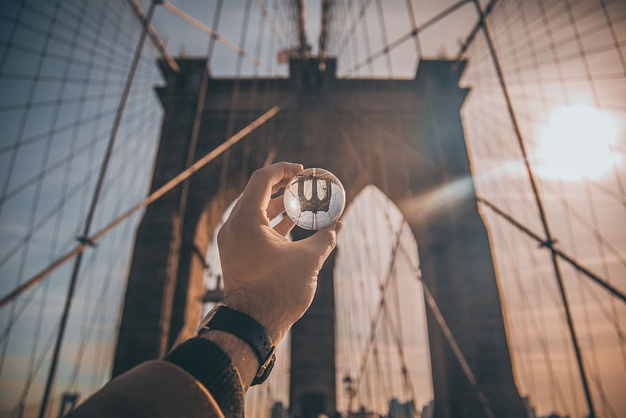 mand, bedrift, bold, over, brooklyn bridge, ny, york, person, linsen foran, bro, hånd, afspejling, menneskelig hånd, menneskelig kropsdel, arkitektur, en person, bygget struktur, himmel, lav vinkel visning, herrer, tid, voksen, natur, holde øje, sollys, sfære, fokus på forgrunden, dag, belysningsudstyr, ur, loft, 5K