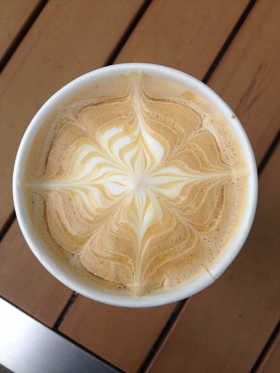 tassa de cafè, escuma, patró, beure, calenta, cafè, tassa, al matí, cappuccino, cafè - beguda, latte, espresso, cafeteria, calor - temperatura, cafeïna, marró, beguda espumosa, mocha, taula, material de fusta, esmorzar, llet, art latte, primer pla, menjar i beguda, menjar, frescor, natura morta, refresc, a l'interior, beguda calenta, directament a sobre, vista d’angle alt, cap gent, vaixella, motiu floral, 2K