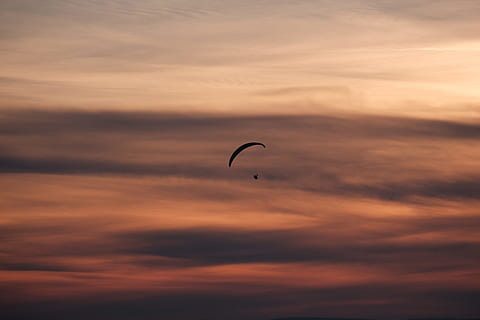 pessoa, deslizando, paraquedas, céu, sem título, tarde, parapente, nuvem, vôo, voar, mosca, Esportes extremos, esporte, hobbies, açao, ao ar livre, perseguição recreativa, azul, ar, aventura, por do sol, nuvem - céu, natureza, beleza na natureza, scenics, cor laranja, visão de baixo ângulo, silhueta, scenics - natureza, atividade de lazer, pessoa irreconhecível, liberdade, 5K, CC0, domínio público, royalty free