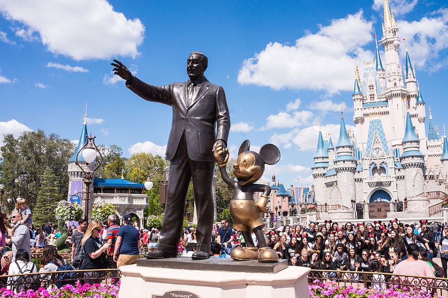 Disney Land Statue, Disney, Florida, magisches Königreich, Orlando, Disneyland, Menge, die Architektur, gebaute Struktur, Gruppe von Leuten, große gruppe von menschen, Skulptur, Stadt, Statue, echte Menschen, menschliche Darstellung, Gebäudehülle, Himmel, Darstellung, Reiseziele, Kunst und Handwerk, Tag, Männer, Reise, Tourismus, draußen, 4K