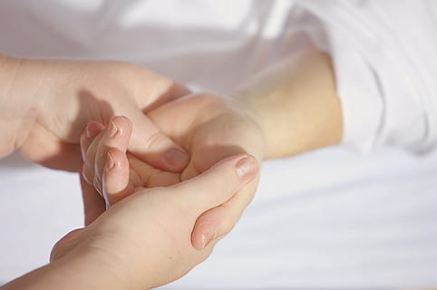 คน, โฮลดิ้ง, ทารก, มือ, การรักษา, นิ้ว, เก็บไว้, ข้อมือ, นวดมือ, มือบน, ช่วยด้วย, นวด, หมอนวดหญิง, อายุรเวททางร่างกาย, การรักษาด้วย, ต่อต้านริ้วรอย, เอเชีย, อย่างง่ายดาย, ผ่อนคลาย, การผ่อนคลาย, การฟื้นตัว, ชาวยุโรป, หญิง, สนุก, ได้รับประโยชน์จาก, ความสุข, แข็งแรง, อวยพรคุณ, ความสามัคคี, ผิว, หนุ่มสาว, เครื่องสำอาง, ร่างกาย, ดูแลร่างกาย, แต่งเล็บ, สตูดิโอนวด, เป็นมนุษย์, การดูแลความสงบ, สวย, ความงาม, สปา, ขาว, สุขภาพ, รู้สึกเหมือนอยู่บ้าน, มือมนุษย์, ส่วนหนึ่งของร่างกายมนุษย์, ผู้ใหญ่, สองคน, ใกล้ชิด, ในบ้าน, ผู้หญิง, การดูแลสุขภาพและยา, ผู้ใหญ่เท่านั้น, ส่วนของร่างกาย, นิ้วของมนุษย์, ไลฟ์สไตล์, ความรัก, การดูแล, เท้ามนุษย์, ความบริสุทธิ์, ความนุ่มนวล, 5K