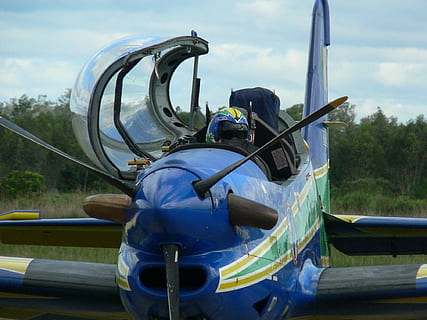 letadlo, letka, pilot, leteckého vozidla, letoun, vrtule, přeprava, helikoptéra, létající, kokpitu, motor, způsob dopravy, nebe, Příroda, den, mrak - nebe, skutečných lidí, jedna osoba, muži, zpětný pohled, strom, rostlina, sedící, cestovat, venku, pohyb, helma, modrý, 1080P, CC0, veřejná doména, bez autorských práv