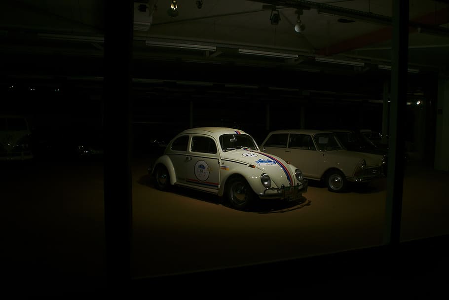 escarabat, vw, vw beetle, oldtimer, automàtic, vehicle, memòria, herbie, manera de transport, vehicle terrestre, cotxe, transport, automòbil, nit, aparcament, cap gent, il·luminat, ciutat, carrer, arquitectura, estacionari, a l'interior, fosc, estructura construïda, garatge, carretera, 5K