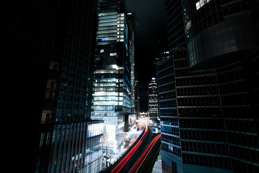 nit, foto, ciutat, escena urbana, arquitectura, gratacels, paisatge urbà, trànsit, carrer, districte del centre de la ciutat, il·luminat, edifici d'oficines, hong kong, estructura construïda, negocis, vida de ciutat, modern, exterior de l'edifici, moviment borrós, transport, Xina - Àsia oriental, velocitat, horitzó urbà, llum del carrer, asia, exterior d’edifici d’oficines, edifici, oficina, alta - alta, torre, cap gent, naturalesa, a l'aire lliure, viatjar, destinacions de viatge, districte financer, 2K