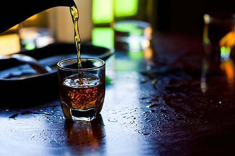 drikkevarebeholder, heller, væske, shot-glass, te, drikke, varmt, drikkevann, kopp, husholdningsutstyr, mat og Drikke, glass, forfriskning, drikkeglass, våt, vann, innendørs, ingen folk, fokusere på forgrunnen, nærbilde, selektiv fokusering, kaldtemperatur, frossen, bord, glass - materiale, dag, uteliv, 4K, CC0, offentlig domene, opphavsrett gratis