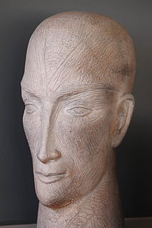 statue, hoved, sten, hårdt, skulptur, hoved, sten-, ansigt, stenhuggeri, menneskeligt ansigt, menneskelig kropsdel, studio skud, portræt, voksen, indendørs, tæt på, Kunst og håndværk, repræsentation, hovedskud, menneskelig repræsentation, kropsdel, kreativitet, håndværk, grå, mandlig lighed, mennesker, grå baggrund, forfra, profilvisning, 5K, CC0, offentligt domæne, royaltyfrie