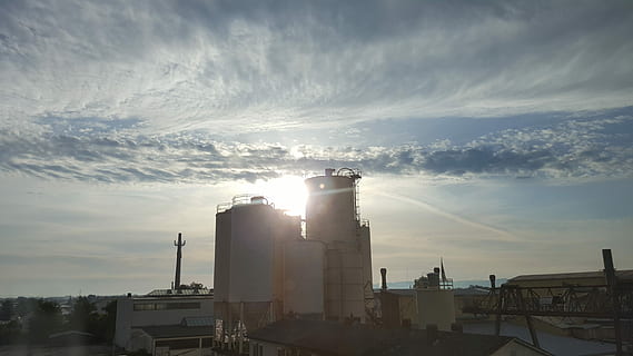 nascer do sol, nuvens, natureza, indústria, fábrica, céu, ninguém, nuvem - céu, arquitetura, estrutura construída, exterior do edifício, Dom, luz solar, por do sol, raio de Sol, reflexo de lente, chaminé, ao ar livre, dia, geração de combustível e energia, fumaça - estrutura física, agua, poluição do ar, poluição, Distrito industrial, 5K, CC0, domínio público, royalty free