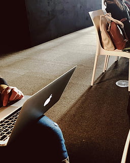macbook, pro, persoon, dijen, zilveren macbook, computer, zonlicht, appel, jeans, stoel, lage sectie, echte mensen, menselijk lichaamsdeel, menselijk been, ontspanning, lichaamsdeel, een persoon, zittend, levensstijlen, binnenshuis, volwassen, vrijetijdsbesteding, hoge hoekmening, resting, meubilair, vrouw, schaduw, menselijke voet, 1080P, CC0, publiek domein, royaltyvrij