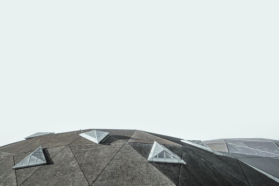 sostre de formigó gris, negre, cobertes, triangular, cel, llums, arquitectura, edifici, terrat, cúpula, disseny, sostre, exterior de l'edifici, casa, còpia espai, forma de triangle, estructura construïda, cap gent, a l'aire lliure, dia, cel clar, naturalesa, Color blanc, barri residencial, vista d’angle baix, forma, medi ambient, teula de teulada, 5K