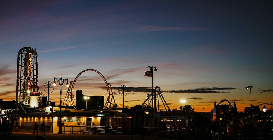 západ slunce ostrov coney, fotografie, šedá, zábavní park, zlatý, hodina, lunapark, jízda, horská dráha, temný, noc, západ slunce, silueta, světla, svítí, mrak, soumrak, blesk, vlajka, nebe, průmysl, jízda zábavním parku, architektura, umělecká kultura a zábava, nikdo, Příroda, stavba, voda, exteriér budovy, Ruské kolo, stroje, město, továrna, 5K