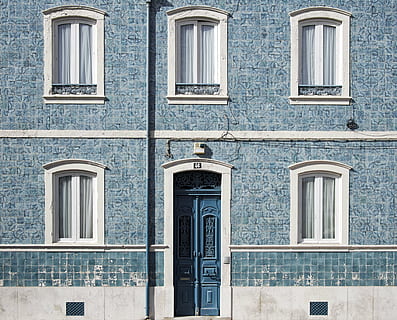 lukket blå dør, arkitektur, bygning, infrastruktur, struktur, etablering, leilighet, vinduer, condominium, hotell, blå, dør, vindu, bygge eksteriør, bygget struktur, ingen folk, dag, full ramme, bakgrunn, boligområde, mønster, by, utendørs, glass - materiale, veggbyggingsfunksjon, viktoriansk stil, side ved side, historie, vegg, klassisk stil, utsmykkede, 4K, CC0, offentlig domene, opphavsrett gratis