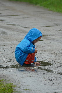 bambini che giocano, pozzanghera, pioggia, infanzia, solo un ragazzo, ragazzi, una persona, lunghezza intera, sabbia, bambino, maschi, persone reali, giocando, vista laterale, acqua, uomini, terra, attività di svago, giorno, natura, stili di vita, abbigliamento casual, innocenza, all'aperto, vestiti caldi, 5K, CC0, dominio pubblico, privo di copyright