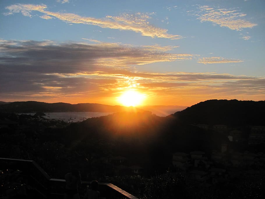 eventide, posta de sol, horitzó, núvols, tarda, estiu, vespre, búzios, Brasil, cel, muntanya, bellesa a la natura, naturalesa, escenics - natura, sol, núvol - cel, silueta, color taronja, arquitectura, llum solar, medi ambient, paisatge, cap gent, arbre, estructura construïda, tranquil·litat, escena tranquil·la, a l'aire lliure, flare de la lent, brillant, 2K