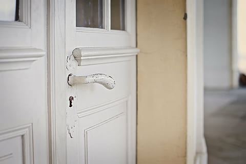 Gesloten, wit, houten, deur-, vijzel, invoer, oud, deurklink, handvat, toegang, Ingang, deurknop, knop, geen mensen, hout - materiaal, binnenshuis, huis, deuropening, sleutelgat, bescherming, veiligheid, detailopname, Open, architectuur, dag, gebouw, appartement, zilverkleurig, 5K, CC0, publiek domein, royaltyvrij