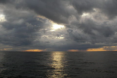 laut, awan gelap, awan, awan tebal, awan yang dramatis, suasana hati, cahaya, horison, suasana, alam, ketenangan, pemandangan, keindahan di alam, adegan yang tenang, awan - langit, langit, air, scenics - alam, cakrawala di atas air, tepi laut, matahari terbenam, mendung, sinar matahari, tidak ada orang, badai, matahari, di luar rumah, yg beralamat buruk, 2K, CC0, domain publik, bebas royalti