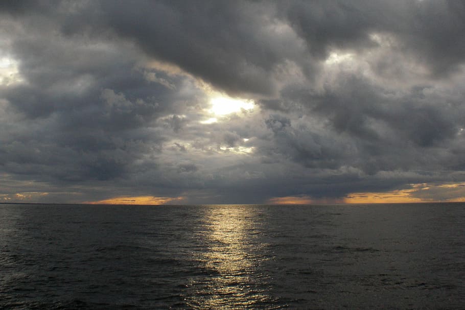 Meer, dunkle Wolken, Wolken, dicke Wolken, dramatische Wolken, Stimmung, Licht, Horizont, Atmosphäre, Natur, Ruhe, szenen, Schönheit in der Natur, ruhige Szene, wolke - himmel, Himmel, Wasser, Szenen - Natur, Horizont über Wasser, Ufergegend, Sonnenuntergang, bedeckt, Sonnenlicht, keine Leute, Sturm, Sonnenstrahl, Sonne, draußen, bedrohlich, 2K