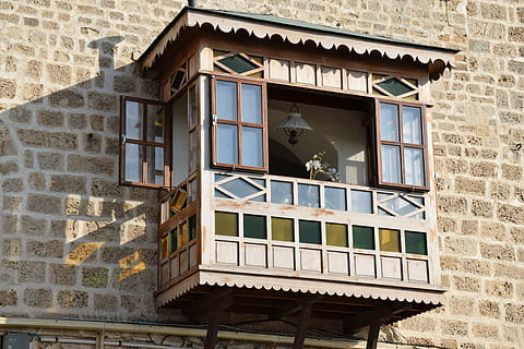 repunta, finestra, paret, vell, edifici, casa, marc, exterior, vora, decoratiu, vintage, exterior de l'edifici, estructura construïda, arquitectura, cap gent, dia, funció de construcció de parets, vista d’angle baix, a l'aire lliure, naturalesa, llum solar, bústia, ciutat, comunicació, arc, correu electrònic, paret de maó, marc de finestra, 5K, CC0, domini públic, lliure de regalies