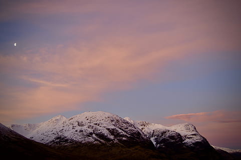 escócia skied cor-de-rosa, montanha glaciar, nublado, céu, nuvens, cadeia de montanhas, montanha, lua, nuvem - céu, beleza na natureza, neve, inverno, scenics - natureza, por do sol, tranquilidade, cena tranquila, montanha coberta de neve, temperatura fria, natureza, meio Ambiente, ninguém, panorama, idílico, cena não urbana, Pico da montanha, 5K, CC0, domínio público, royalty free