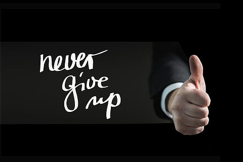 umano, mai, dare, sovrapposizione di testo, pollice, mano, auto, compito, compito automatico, Continua, perseveranza, resistenza, bersaglio, ardesia, insegnamento, gesso, imparare, formazione scolastica, lavagna, formazione, spalmato, nero, Università, studia, positivo, carriera, coraggio, mano umana, pollice su, attività commerciale, successo, concetti, parte del corpo umano, una persona, solo adulti, testo, comunicazione, in casa, sceneggiatura occidentale, cartello, tavola, dito, Esprimere a gesti, avvicinamento, dito umano, parte del corpo, girato in studio, puntamento, sfondo nero, Messaggio, 5K, CC0, dominio pubblico, privo di copyright