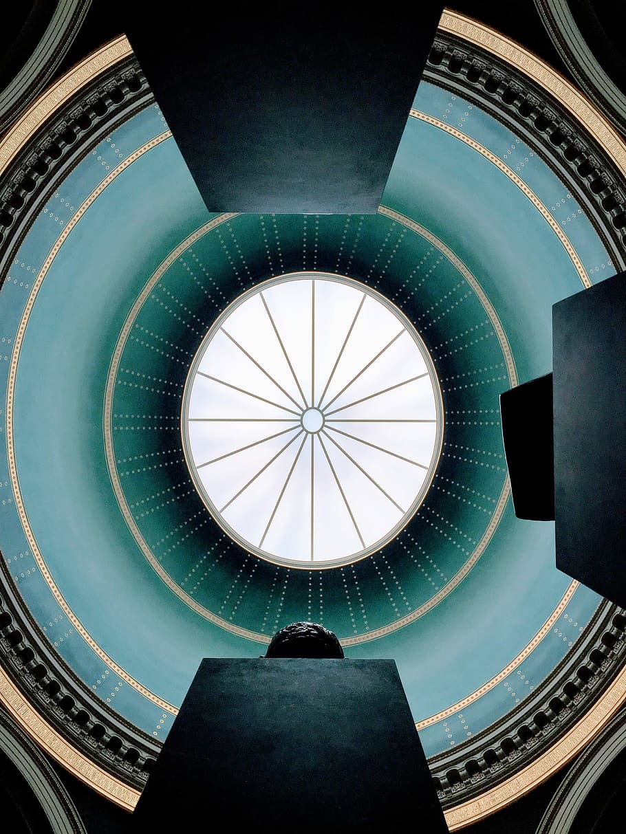 fotografia arquitectònica, baix, fotografia d'angle, edifici de la cúpula, verd, sostre, edifici, arquitectura, geometria, mig, buscant, oval, cel, a dalt, art, museu, oculus, Alemanya, alte nationalgalerie, Berlín, estructura construïda, a l'interior, forma, vista d’angle baix, forma geomètrica, disseny, cercle, modern, patró, dia, homes, claraboia, persones reals, escala, passos i escales, directament a sota, arquitectura i art, 2K