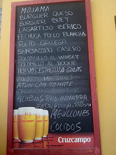 skifer, bar, brev, tapas, menu, spansk menu, drikkevarer menu, tekst, vestlige script, håndskrift, tavle, mad og drikke, restaurant, meddelelse, ingen mennesker, bestyrelse, indendørs, Information, nummer, stilleben, besked, uddannelse, tæt på, variation, dag, manuskript, skilt, 2K