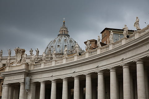 foto de basilica, blanco, azul, construcción de cúpula, gris, cielo, tiempo de día, arquitectura, edificio, Hazme, estructura, palacio, fachada, exterior, estatua, Vaticano, nublado, edificio antiguo, pilar, Italia, soleado, Art º, estructura construida, exterior del edificio, gobierno, destinos de viaje, columna arquitectonica, ciudad, nube - cielo, turismo, viaje, naturaleza, el pasado, historia, vista de ángulo bajo, nadie, columnata, estilo clásico, neoclásica, 5K, CC0, dominio público, libre de derechos